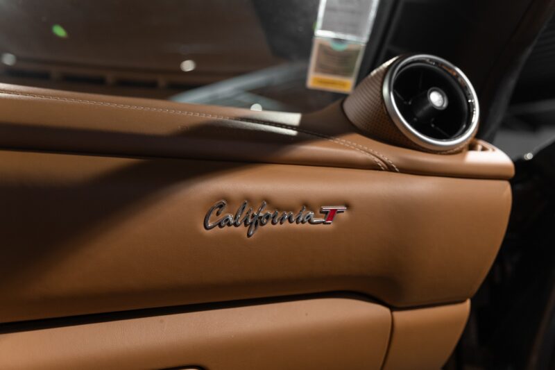 Tableau de bord – FERRARI – California T – 2015 – Grigio Silverstone – 11 900 km – 560 ch – V8 bi-turbo – Transmission : Sequentielle – Origine France – Privaty Cars – Vente de voitures de prestige d’occasion près de Niort
