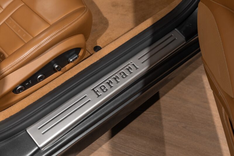 Tableau de bord – FERRARI – California T – 2015 – Grigio Silverstone – 11 900 km – 560 ch – V8 bi-turbo – Transmission : Sequentielle – Origine France – Privaty Cars – Vente de voitures de prestige d’occasion à La Rochelle