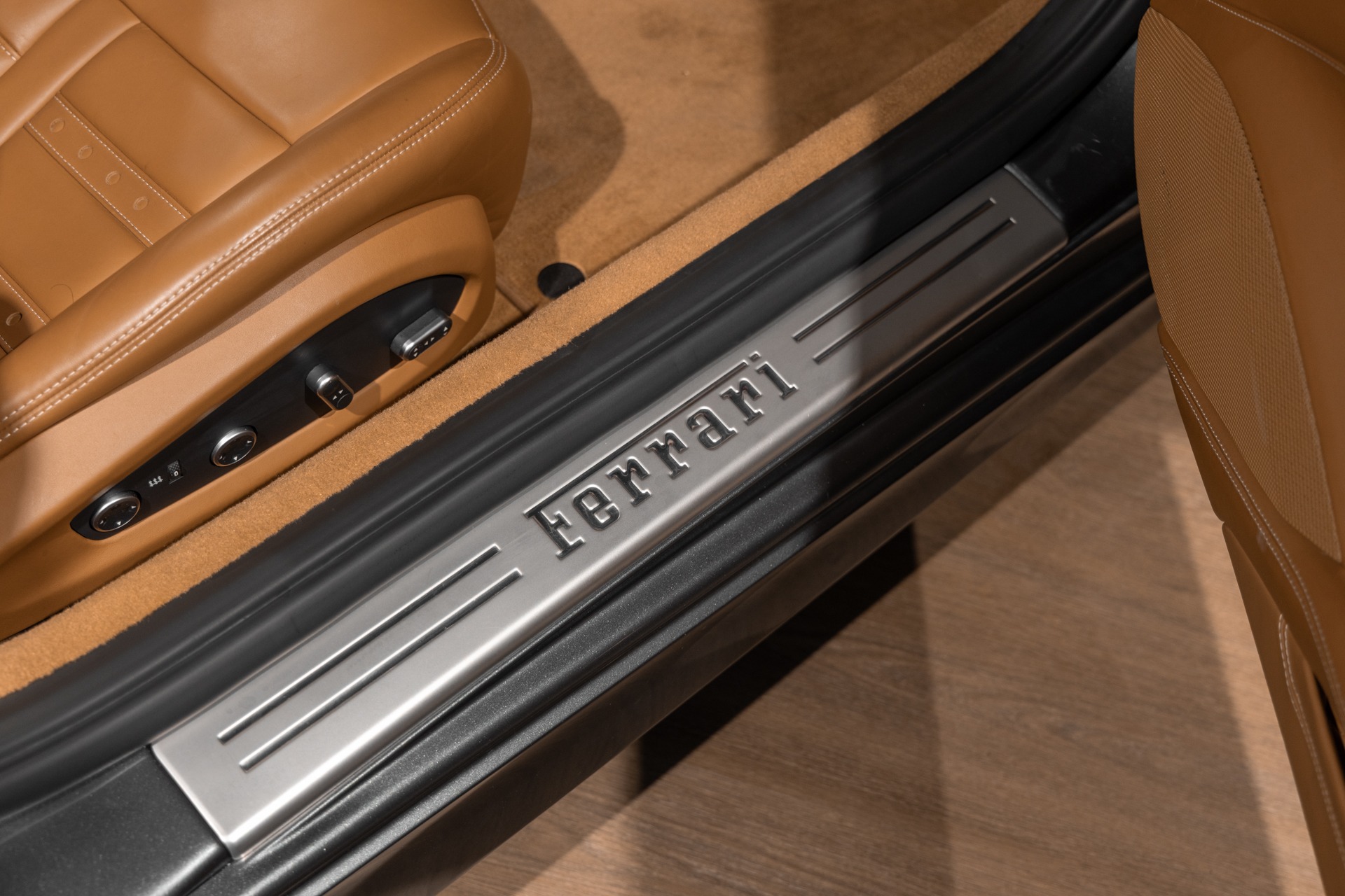 Tableau de bord – FERRARI – California T – 2015 – Grigio Silverstone – 11 900 km – 560 ch – V8 bi-turbo – Transmission : Sequentielle – Origine France – Privaty Cars – Vente de voitures de prestige d’occasion à La Rochelle