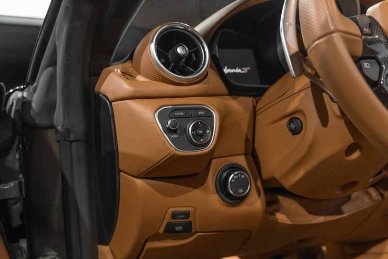 Tableau de bord – FERRARI – California T – 2015 – Grigio Silverstone – 11 900 km – 560 ch – V8 bi-turbo – Transmission : Sequentielle – Origine France – Privaty Cars – Importation de véhicules de prestige et sportifs à 2 heures de Paris en TGV