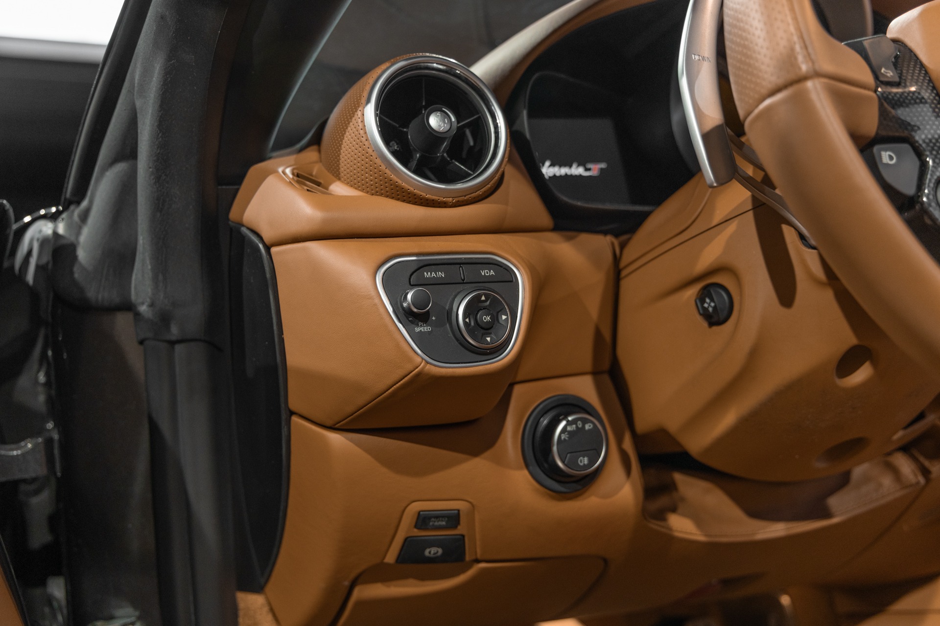 Tableau de bord – FERRARI – California T – 2015 – Grigio Silverstone – 11 900 km – 560 ch – V8 bi-turbo – Transmission : Sequentielle – Origine France – Privaty Cars – Importation de véhicules de prestige et sportifs à 2 heures de Paris en TGV