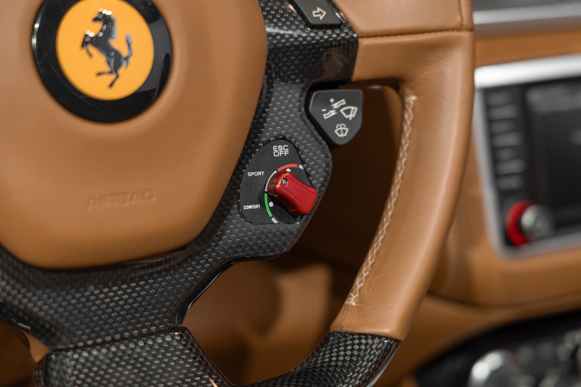 Volant – FERRARI – California T – 2015 – Grigio Silverstone – 11 900 km – 560 ch – V8 bi-turbo – Transmission : Sequentielle – Origine France – Privaty Cars – Recherche personnalisée de voitures de sport d’occasion près de Poitiers