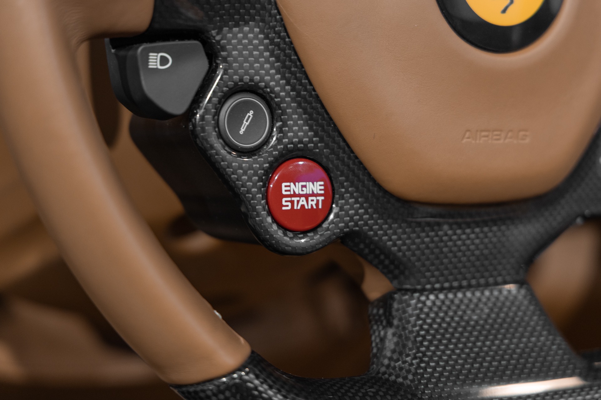 Volant – FERRARI – California T – 2015 – Grigio Silverstone – 11 900 km – 560 ch – V8 bi-turbo – Transmission : Sequentielle – Origine France – Privaty Cars – Achat et vente de voitures de luxe d’occasion près de Poitiers