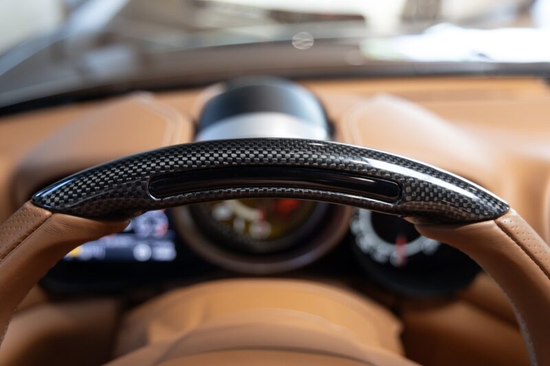 Volant – FERRARI – California T – 2015 – Grigio Silverstone – 11 900 km – 560 ch – V8 bi-turbo – Transmission : Sequentielle – Origine France – Privaty Cars – Spécialiste des sportives d’occasion proche de Nantes