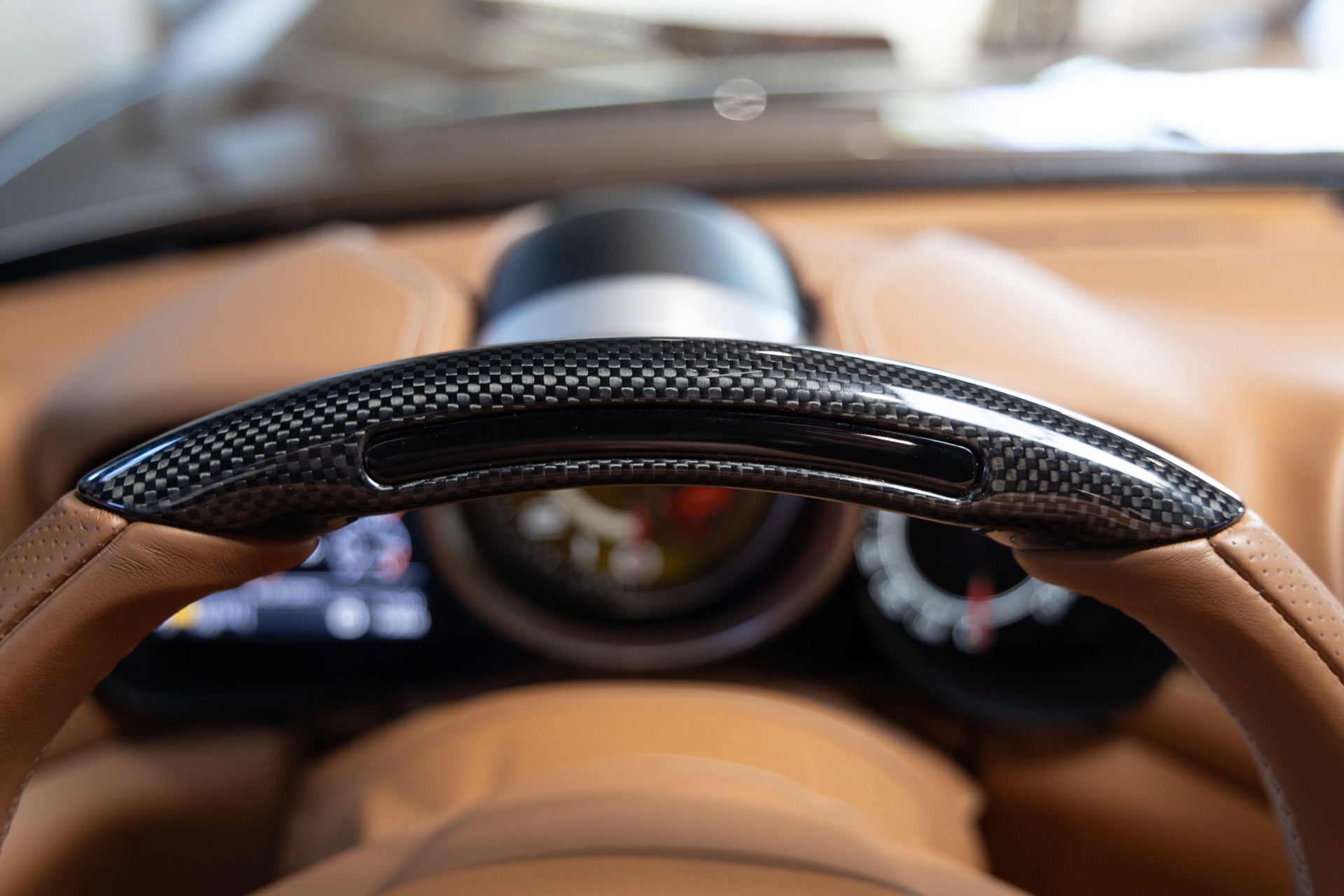 Volant – FERRARI – California T – 2015 – Grigio Silverstone – 11 900 km – 560 ch – V8 bi-turbo – Transmission : Sequentielle – Origine France – Privaty Cars – Spécialiste des sportives d’occasion proche de Nantes