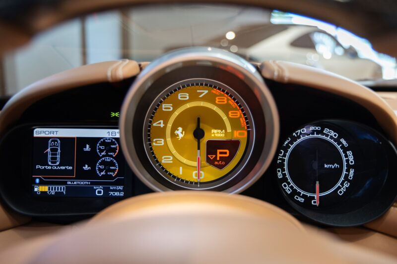 Volant – FERRARI – California T – 2015 – Grigio Silverstone – 11 900 km – 560 ch – V8 bi-turbo – Transmission : Sequentielle – Origine France – Privaty Cars – Sélection de véhicules FERRARI disponibles en Nouvelle-Aquitaine