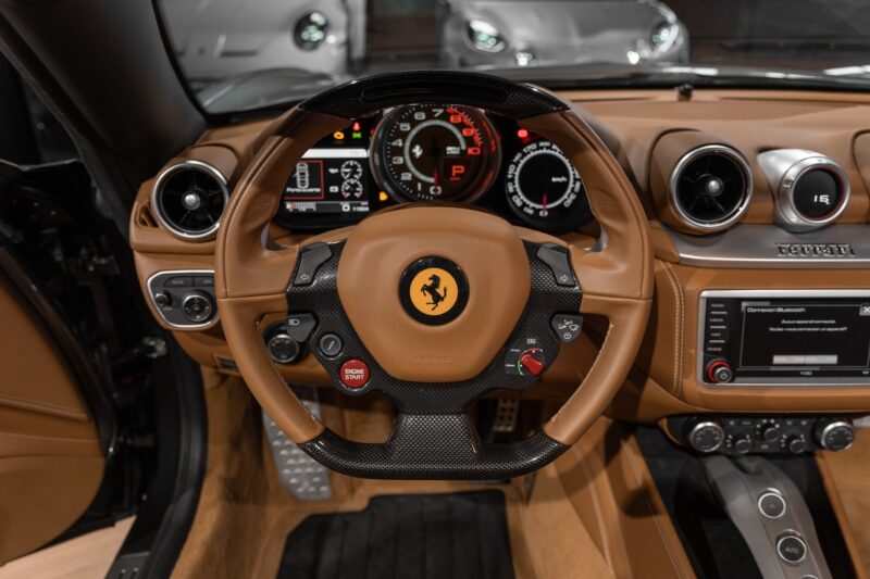Volant – FERRARI – California T – 2015 – Grigio Silverstone – 11 900 km – 560 ch – V8 bi-turbo – Transmission : Sequentielle – Origine France – Privaty Cars – Recherche personnalisée de voitures de sport d’occasion à La Rochelle