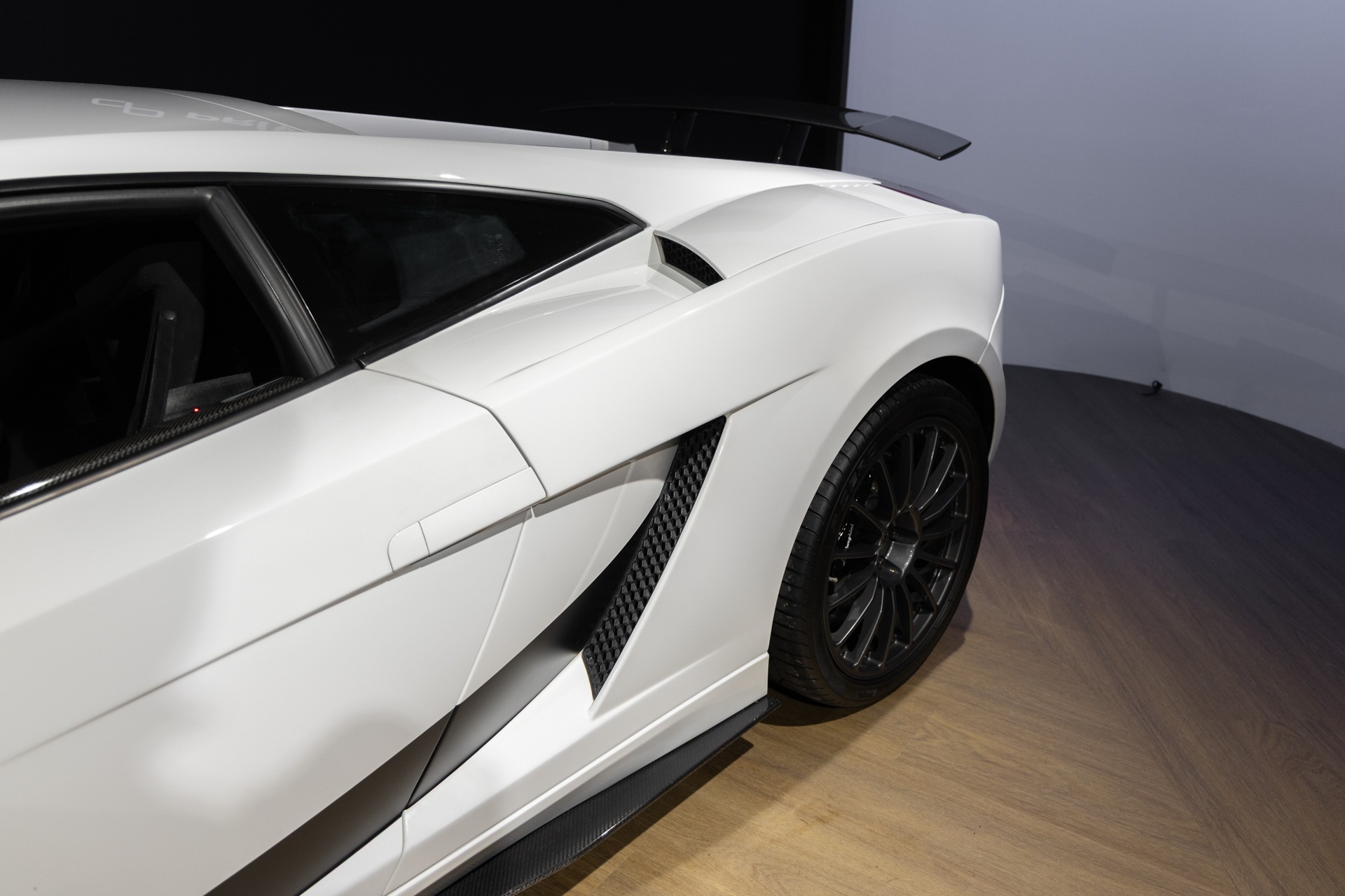 Carrosserie – LAMBORGHINI – Gallardo SuperLeggera – 2010 – Bianco Monocerus – 77 900 km – 530 ch – V10 atmo – Transmission : Sequentielle – Origine Allemagne – Privaty Cars – Courtage automobile pour véhicules exclusifs proche de Nantes
