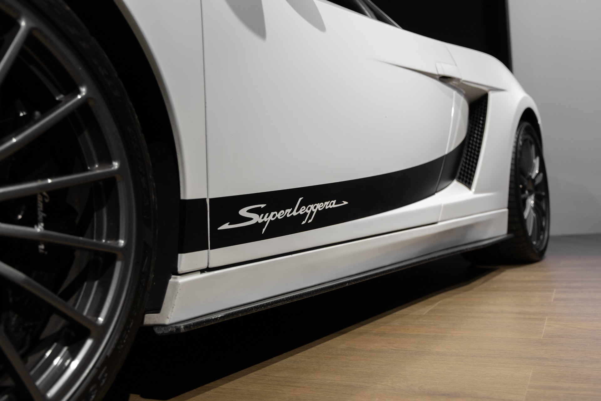 Carrosserie – LAMBORGHINI – Gallardo SuperLeggera – 2010 – Bianco Monocerus – 77 900 km – 530 ch – V10 atmo – Transmission : Sequentielle – Origine Allemagne – Privaty Cars – Intermédiaire de confiance vente voiture sport entre Bordeaux et Nantes
