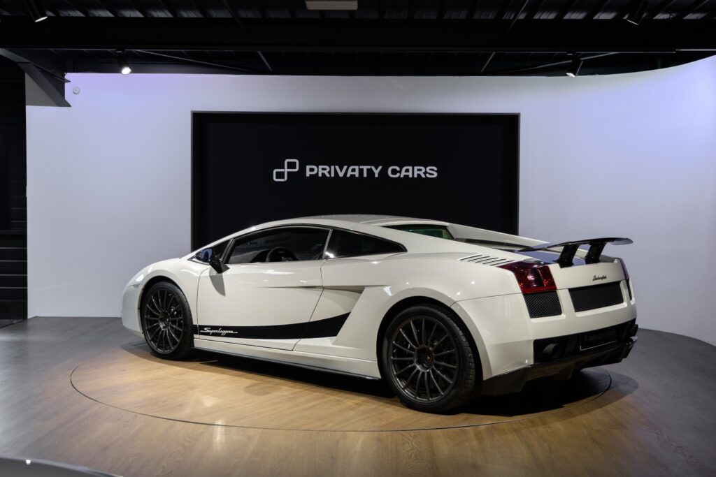 Extérieur – LAMBORGHINI – Gallardo SuperLeggera – 2010 – Bianco Monocerus – 77 900 km – 530 ch – V10 atmo – Transmission : Sequentielle – Origine Allemagne – Privaty Cars – Showroom de voitures de sport haut de gamme en Charente-Maritime