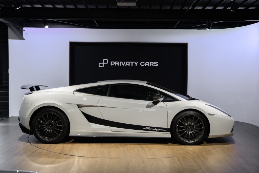 Extérieur – LAMBORGHINI – Gallardo SuperLeggera – 2010 – Bianco Monocerus – 77 900 km – 530 ch – V10 atmo – Transmission : Sequentielle – Origine Allemagne – Privaty Cars – Achat et vente de véhicules LAMBORGHINI d’occasion à 2 heures de Paris en TGV