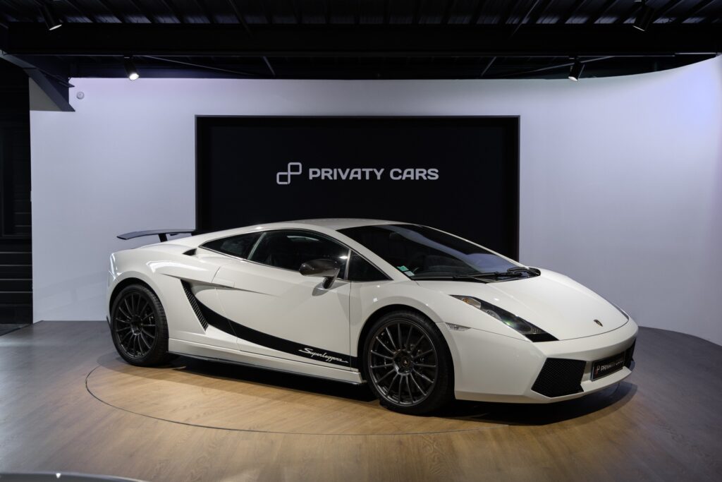 Extérieur – LAMBORGHINI – Gallardo SuperLeggera – 2010 – Bianco Monocerus – 77 900 km – 530 ch – V10 atmo – Transmission : Sequentielle – Origine Allemagne – Privaty Cars – Spécialiste des voitures de luxe d’occasion en Charente-Maritime