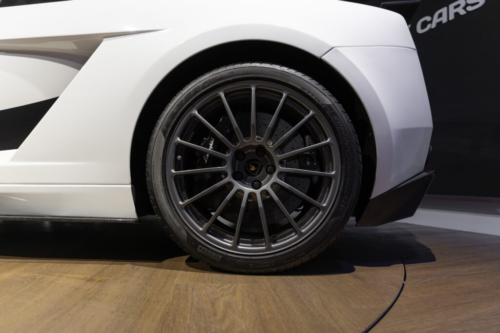 Jantes – LAMBORGHINI – Gallardo SuperLeggera – 2010 – Bianco Monocerus – 77 900 km – 530 ch – V10 atmo – Transmission : Sequentielle – Origine Allemagne – Privaty Cars – Showroom de voitures de sport haut de gamme entre Bordeaux et Nantes