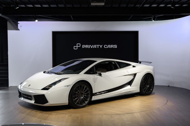 À vendre – LAMBORGHINI – Gallardo SuperLeggera – 2010 – Bianco Monocerus – 77 900 km – 530 ch – V10 atmo – Transmission : Sequentielle – Photo principale – Origine Allemagne – Privaty Cars – Spécialiste LAMBORGHINI d’occasion entre Bordeaux et Nantes