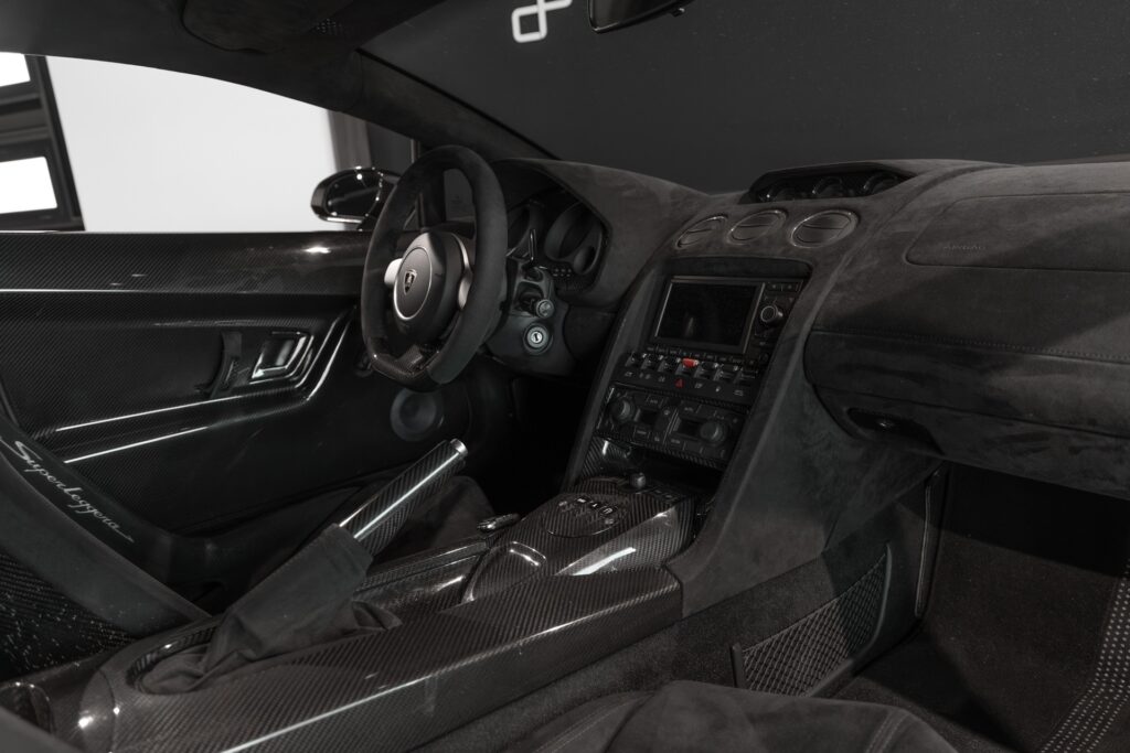 Tableau de bord – LAMBORGHINI – Gallardo SuperLeggera – 2010 – Bianco Monocerus – 77 900 km – 530 ch – V10 atmo – Transmission : Sequentielle – Origine Allemagne – Privaty Cars – Achat et vente de véhicules LAMBORGHINI d’occasion près de Poitiers