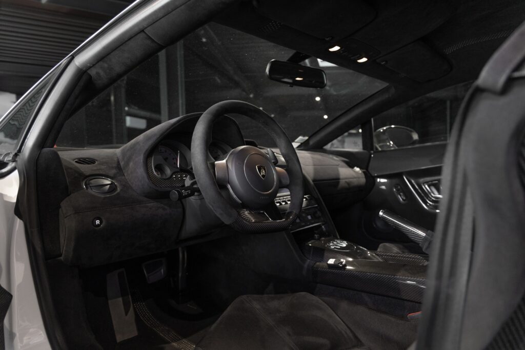 Tableau de bord – LAMBORGHINI – Gallardo SuperLeggera – 2010 – Bianco Monocerus – 77 900 km – 530 ch – V10 atmo – Transmission : Sequentielle – Origine Allemagne – Privaty Cars – Rachat immédiat de véhicules de prestige près de Poitiers