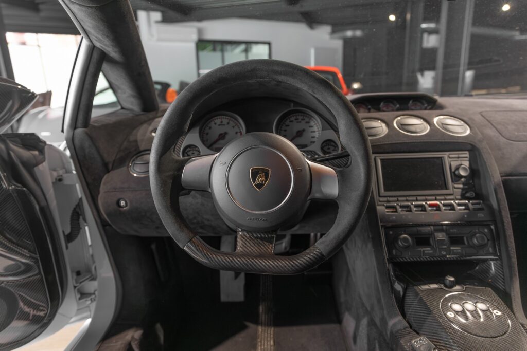 Volant – LAMBORGHINI – Gallardo SuperLeggera – 2010 – Bianco Monocerus – 77 900 km – 530 ch – V10 atmo – Transmission : Sequentielle – Origine Allemagne – Privaty Cars – Reprise de voitures de sport et collection en Charente-Maritime