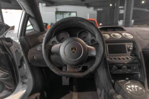 Volant – LAMBORGHINI – Gallardo SuperLeggera – 2010 – Bianco Monocerus – 77 900 km – 530 ch – V10 atmo – Transmission : Sequentielle – Origine Allemagne – Privaty Cars – Reprise de voitures de sport et collection en Charente-Maritime
