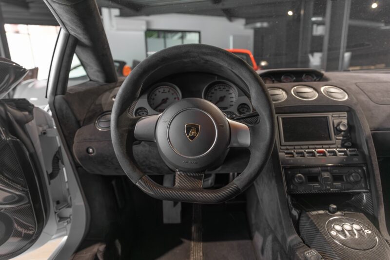 Volant – LAMBORGHINI – Gallardo SuperLeggera – 2010 – Bianco Monocerus – 77 900 km – 530 ch – V10 atmo – Transmission : Sequentielle – Origine Allemagne – Privaty Cars – Reprise de voitures de sport et collection en Charente-Maritime