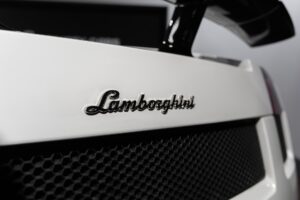 À vendre – LAMBORGHINI – Gallardo SuperLeggera – 2010 – Bianco Monocerus – 77 900 km – 530 ch – V10 atmo – Transmission : Sequentielle – Vue principale – Origine Allemagne – Privaty Cars – Vente de voitures de sport d’occasion à La Rochelle