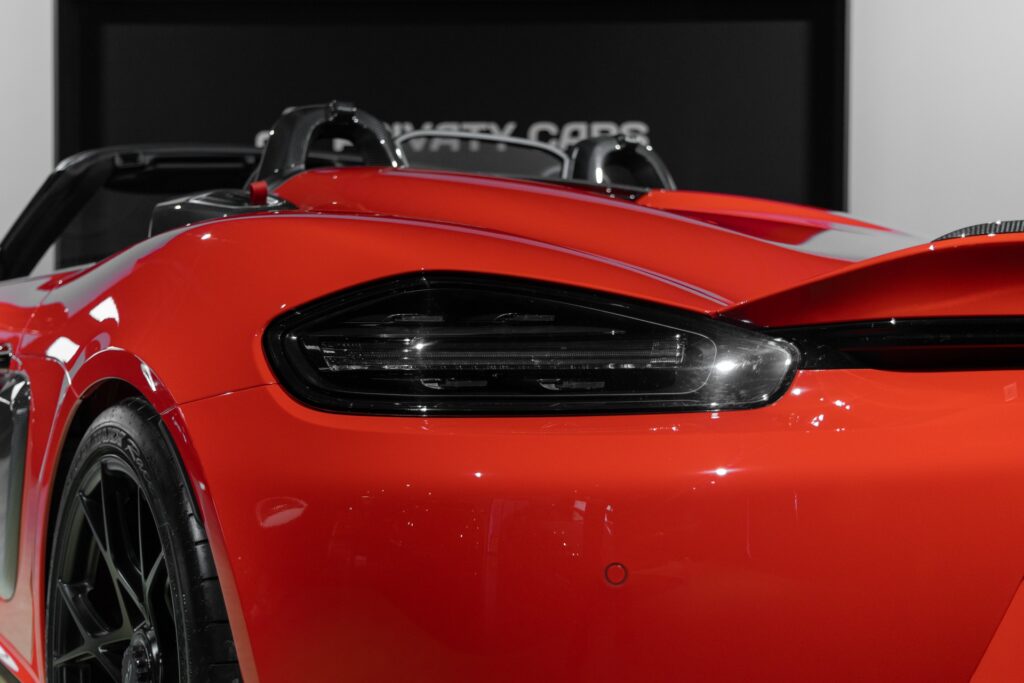 Feu arrière avec design sportif – PORSCHE – 718 Spyder RS – 2024 – Rouge Indien – 1 900 km – 500 ch – Flat 6 Atmo – Transmission : Sequentielle – Origine France – Privaty Cars – Dépôt-vente de véhicules PORSCHE proche de Nantes