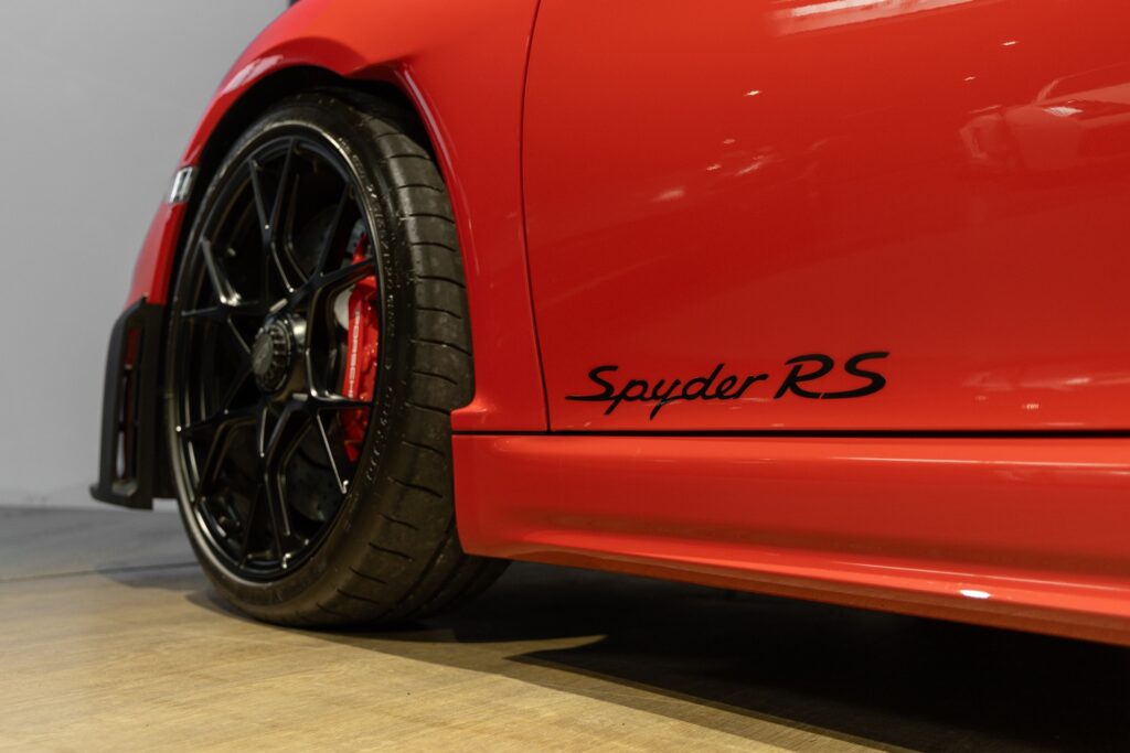 Jante alliage noir avec étrier rouge – PORSCHE – 718 Spyder RS – 2024 – Rouge Indien – 1 900 km – 500 ch – Flat 6 Atmo – Transmission : Sequentielle – Origine France – Privaty Cars – Dépôt-vente de véhicules PORSCHE proche de Bordeaux
