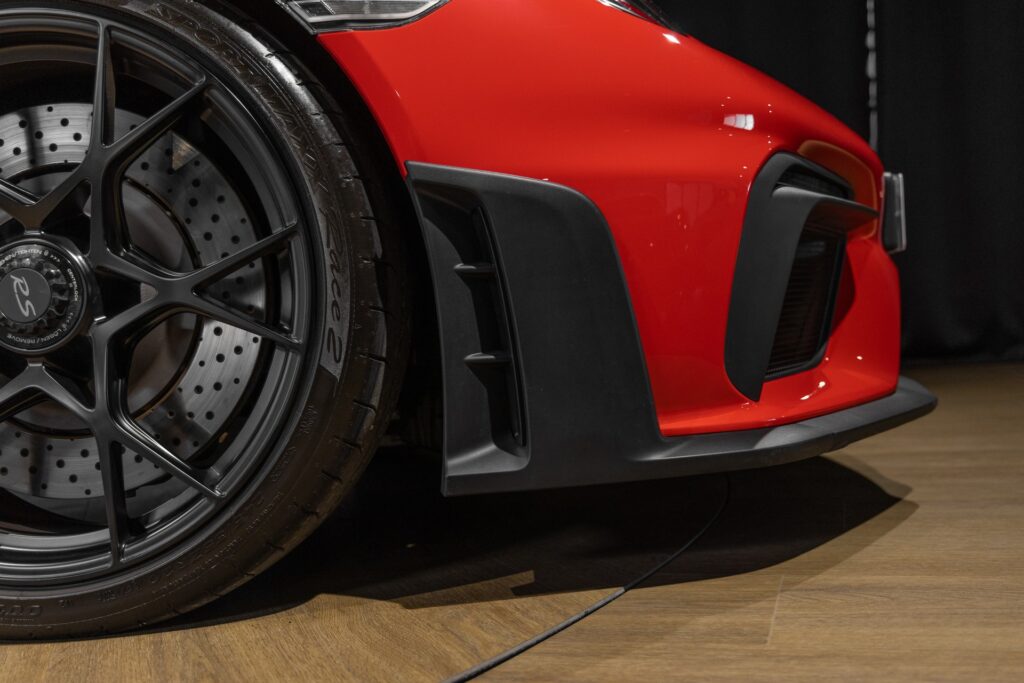 Jante alliage noir avec frein perforé – PORSCHE – 718 Spyder RS – 2024 – Rouge Indien – 1 900 km – 500 ch – Flat 6 Atmo – Transmission : Sequentielle – Origine France – Privaty Cars – Recherche personnalisée de voitures de sport d’occasion en Nouvelle-Aquitaine