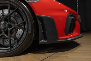 Jante alliage noir avec frein perforé – PORSCHE – 718 Spyder RS – 2024 – Rouge Indien – 1 900 km – 500 ch – Flat 6 Atmo – Transmission : Sequentielle – Origine France – Privaty Cars – Recherche personnalisée de voitures de sport d’occasion en Nouvelle-Aquitaine