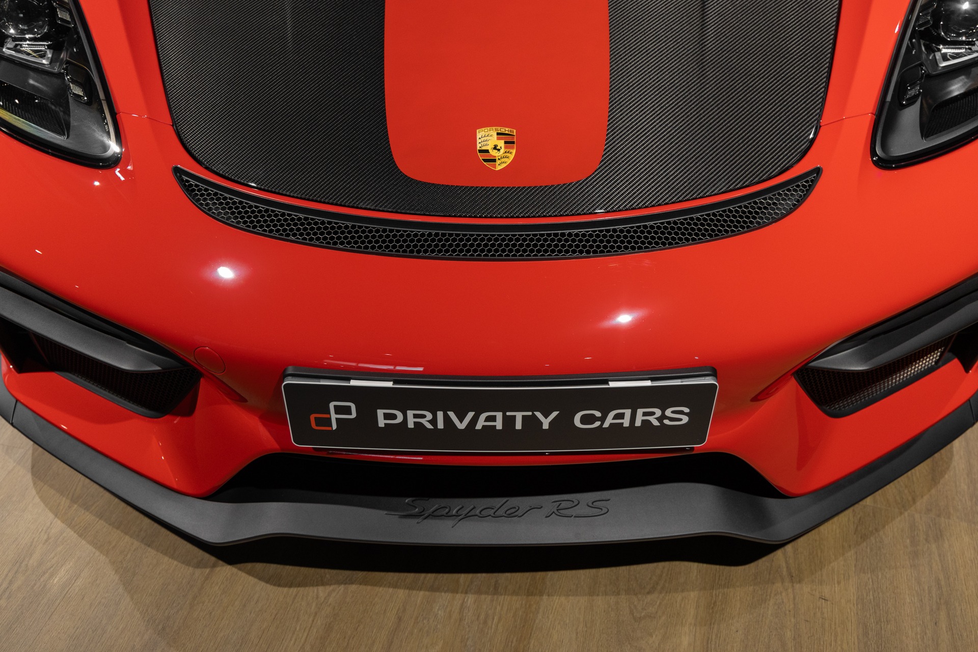 Pares de phares avec grille d'aération – PORSCHE – 718 Spyder RS – 2024 – Rouge Indien – 1 900 km – 500 ch – Flat 6 Atmo – Transmission : Sequentielle – Origine France – Privaty Cars – Reprise de voitures de sport et collection en Charente-Maritime