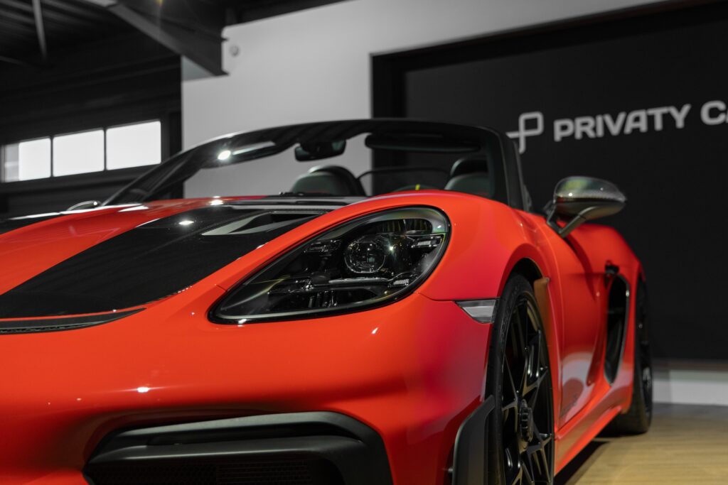 Phares avant avec design angulaire – PORSCHE – 718 Spyder RS – 2024 – Rouge Indien – 1 900 km – 500 ch – Flat 6 Atmo – Transmission : Sequentielle – Origine France – Privaty Cars – Spécialiste des voitures de sport d’occasion à La Rochelle