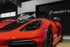 Phares avant avec design angulaire – PORSCHE – 718 Spyder RS – 2024 – Rouge Indien – 1 900 km – 500 ch – Flat 6 Atmo – Transmission : Sequentielle – Origine France – Privaty Cars – Spécialiste des voitures de sport d’occasion à La Rochelle