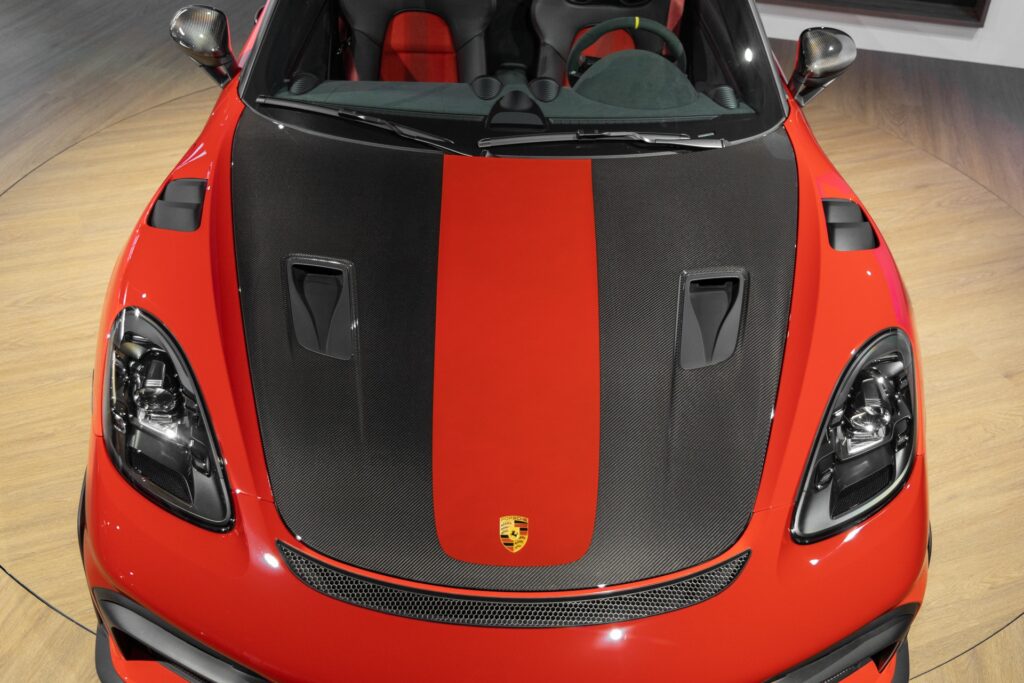 Capot en fibre de carbone – PORSCHE – 718 Spyder RS – 2024 – Rouge Indien – 1 900 km – 500 ch – Flat 6 Atmo – Transmission : Sequentielle – Origine France – Privaty Cars – Négoce de véhicules GT et sportives d’exception en Nouvelle-Aquitaine