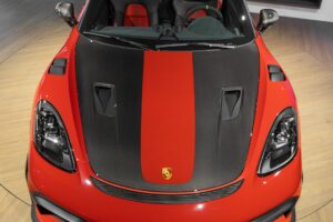Capot en fibre de carbone – PORSCHE – 718 Spyder RS – 2024 – Rouge Indien – 1 900 km – 500 ch – Flat 6 Atmo – Transmission : Sequentielle – Origine France – Privaty Cars – Négoce de véhicules GT et sportives d’exception en Nouvelle-Aquitaine