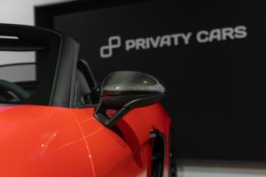 Rétroviseur en carbone – PORSCHE – 718 Spyder RS – 2024 – Rouge Indien – 1 900 km – 500 ch – Flat 6 Atmo – Transmission : Sequentielle – Origine France – Privaty Cars – Véhicules de sport et de luxe d’occasion près de Niort