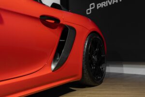Aération latérale en carbone – PORSCHE – 718 Spyder RS – 2024 – Rouge Indien – 1 900 km – 500 ch – Flat 6 Atmo – Transmission : Sequentielle – Origine France – Privaty Cars – Spécialiste PORSCHE d’occasion à 2 heures de Paris en TGV