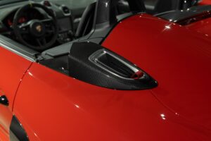 Éléments en carbone avec prise d'air – PORSCHE – 718 Spyder RS – 2024 – Rouge Indien – 1 900 km – 500 ch – Flat 6 Atmo – Transmission : Sequentielle – Origine France – Privaty Cars – Commerce de voitures de sport luxe et premium près de Poitiers