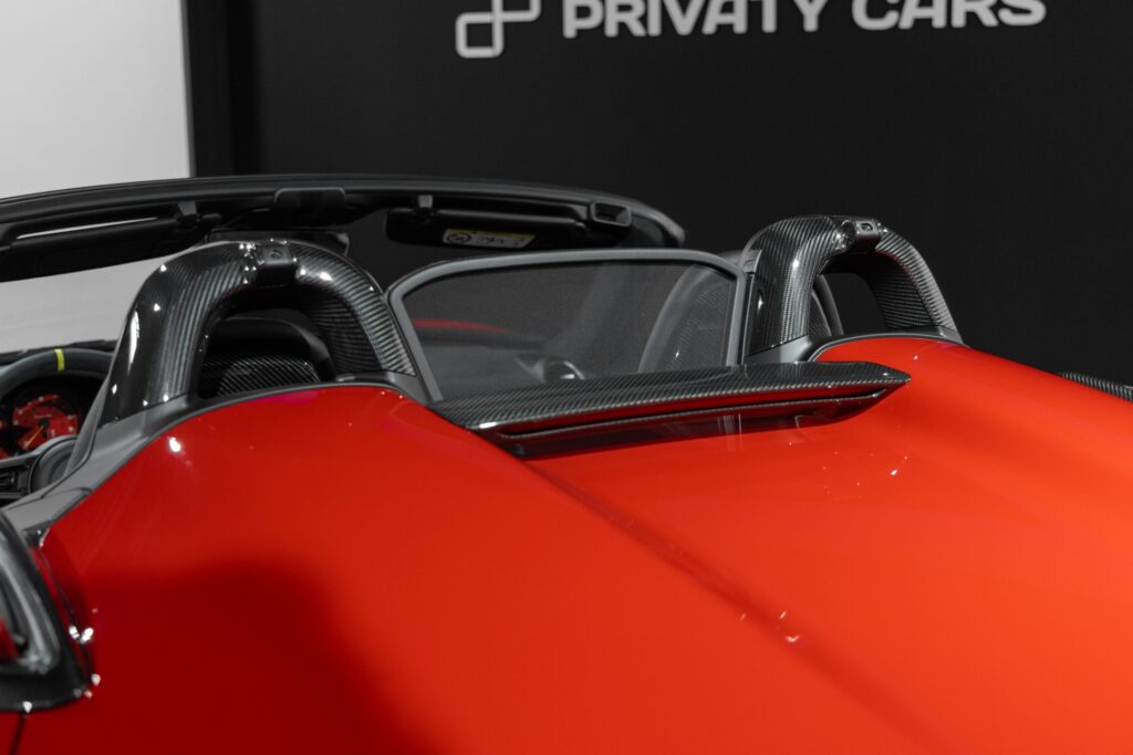 Ailerons en carbone et carrosserie brillante – PORSCHE – 718 Spyder RS – 2024 – Rouge Indien – 1 900 km – 500 ch – Flat 6 Atmo – Transmission : Sequentielle – Origine France – Privaty Cars – Vente de voitures de prestige d’occasion en Charente-Maritime