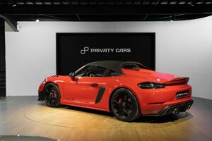 Vue arrière avec jantes noires – PORSCHE – 718 Spyder RS – 2024 – Rouge Indien – 1 900 km – 500 ch – Flat 6 Atmo – Transmission : Sequentielle – Origine France – Privaty Cars – Rachat express de supercars et hypercars en Charente-Maritime