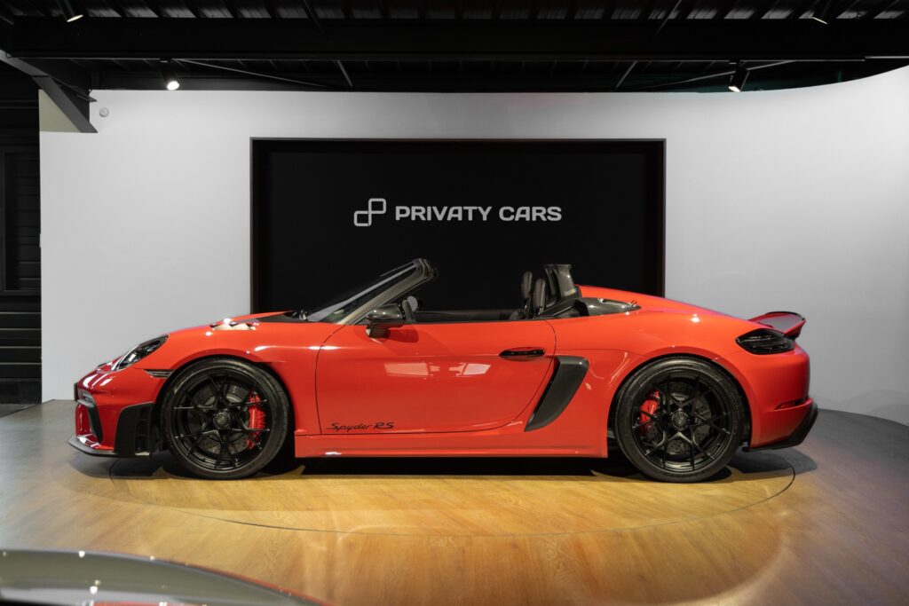 Vue latérale avec jantes noires – PORSCHE – 718 Spyder RS – 2024 – Rouge Indien – 1 900 km – 500 ch – Flat 6 Atmo – Transmission : Sequentielle – Origine France – Privaty Cars – Rachat de Porsche et Ferrari d’occasion en Charente-Maritime