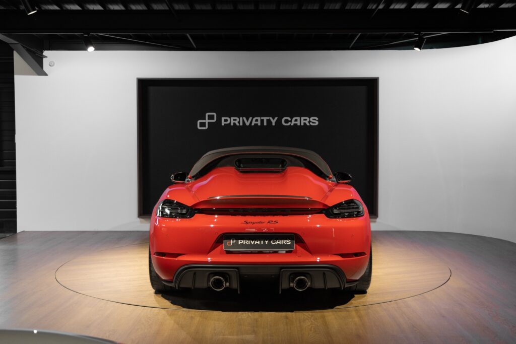 Vue arrière avec double sortie d'échappement – PORSCHE – 718 Spyder RS – 2024 – Rouge Indien – 1 900 km – 500 ch – Flat 6 Atmo – Transmission : Sequentielle – Origine France – Privaty Cars – Spécialiste des voitures de sport d’occasion proche de Bordeaux