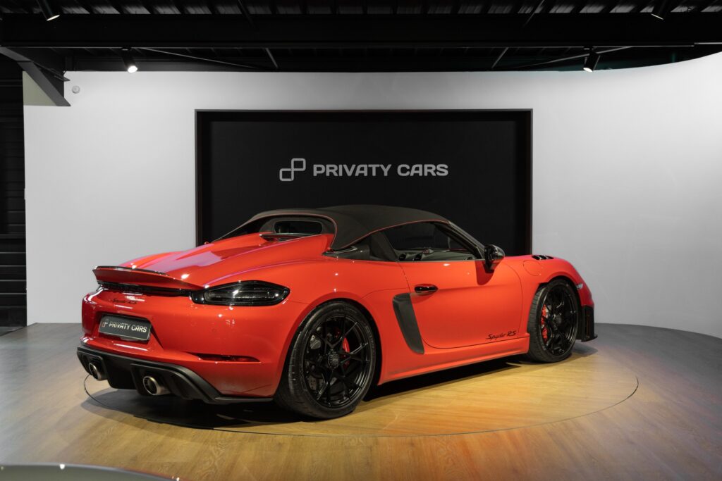 Vue arrière avec diffuseur et échappements – PORSCHE – 718 Spyder RS – 2024 – Rouge Indien – 1 900 km – 500 ch – Flat 6 Atmo – Transmission : Sequentielle – Origine France – Privaty Cars – Service de courtage et recherche automobile premium près de Niort