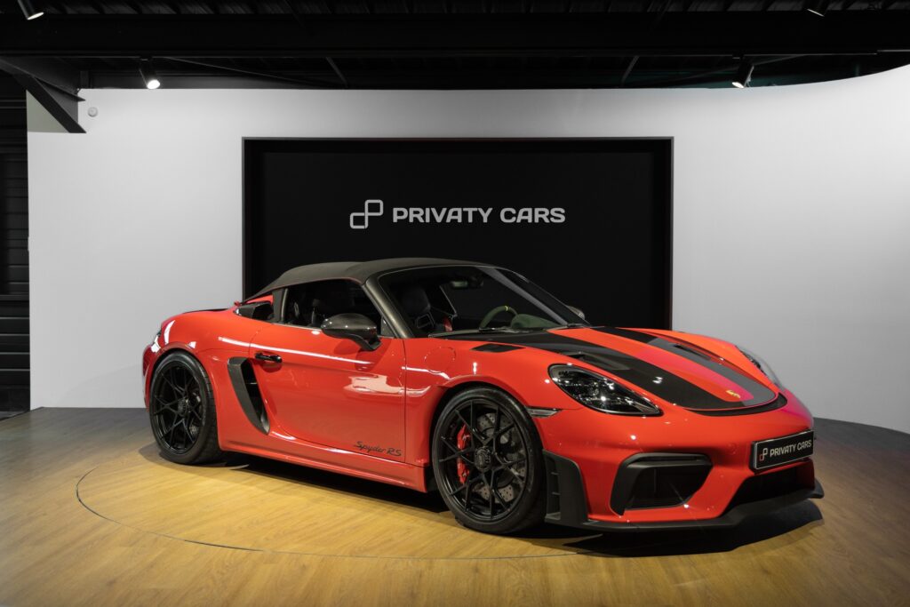 Vue latérale avec toit décapotable – PORSCHE – 718 Spyder RS – 2024 – Rouge Indien – 1 900 km – 500 ch – Flat 6 Atmo – Transmission : Sequentielle – Origine France – Privaty Cars – Achat et vente de voitures de luxe d’occasion en Nouvelle-Aquitaine