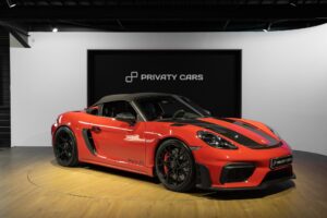 Vue latérale avec toit décapotable – PORSCHE – 718 Spyder RS – 2024 – Rouge Indien – 1 900 km – 500 ch – Flat 6 Atmo – Transmission : Sequentielle – Origine France – Privaty Cars – Achat et vente de voitures de luxe d’occasion en Nouvelle-Aquitaine
