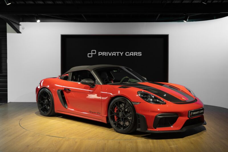 Vue latérale avec toit décapotable – PORSCHE – 718 Spyder RS – 2024 – Rouge Indien – 1 900 km – 500 ch – Flat 6 Atmo – Transmission : Sequentielle – Origine France – Privaty Cars – Achat et vente de voitures de luxe d’occasion en Nouvelle-Aquitaine