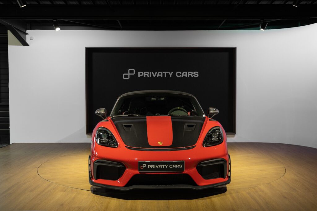 Vue avant avec capot en carbone – PORSCHE – 718 Spyder RS – 2024 – Rouge Indien – 1 900 km – 500 ch – Flat 6 Atmo – Transmission : Sequentielle – Origine France – Privaty Cars – Courtage automobile pour véhicules exclusifs en Nouvelle-Aquitaine