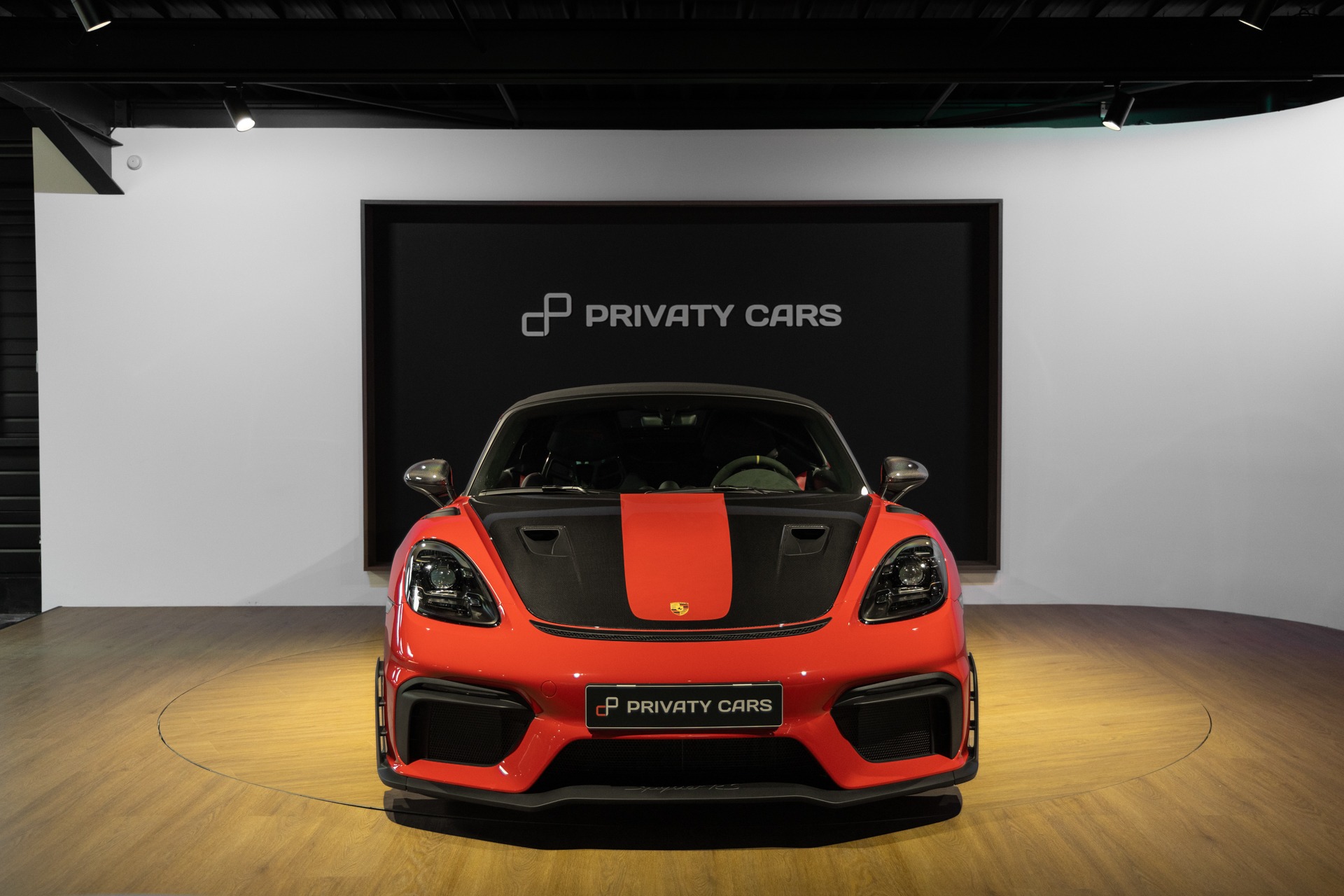 Vue avant avec capot en carbone – PORSCHE – 718 Spyder RS – 2024 – Rouge Indien – 1 900 km – 500 ch – Flat 6 Atmo – Transmission : Sequentielle – Origine France – Privaty Cars – Courtage automobile pour véhicules exclusifs en Nouvelle-Aquitaine