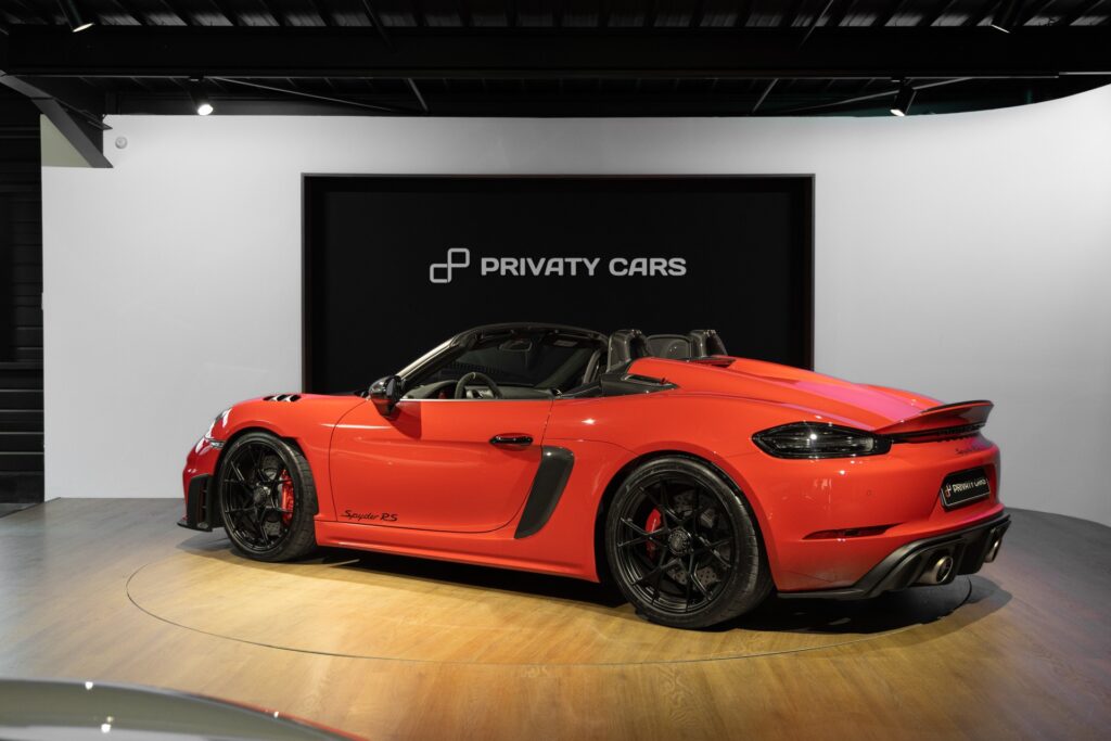 Vue arrière avec jantes noires – PORSCHE – 718 Spyder RS – 2024 – Rouge Indien – 1 900 km – 500 ch – Flat 6 Atmo – Transmission : Sequentielle – Origine France – Privaty Cars – Service de courtage et recherche automobile premium près de Poitiers