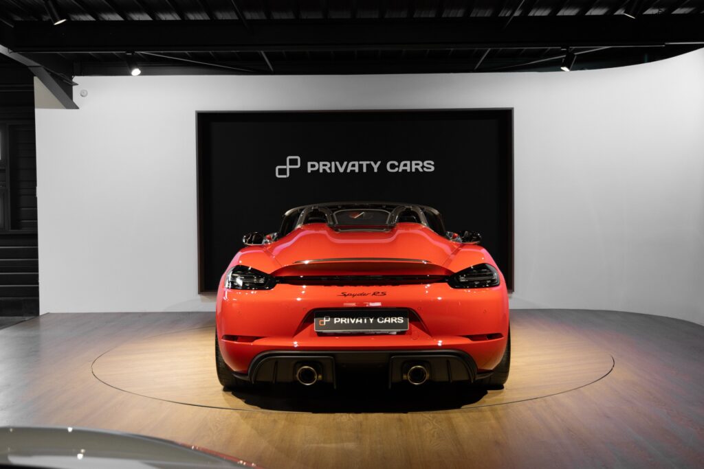 Vue arrière avec double sortie d'échappement – PORSCHE – 718 Spyder RS – 2024 – Rouge Indien – 1 900 km – 500 ch – Flat 6 Atmo – Transmission : Sequentielle – Origine France – Privaty Cars – Recherche personnalisée de modèles PORSCHE près de Poitiers