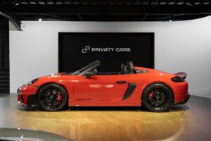 Vue latérale avec jantes noires – PORSCHE – 718 Spyder RS – 2024 – Rouge Indien – 1 900 km – 500 ch – Flat 6 Atmo – Transmission : Sequentielle – Origine France – Privaty Cars – Rachat de Porsche et Ferrari d’occasion en Charente-Maritime