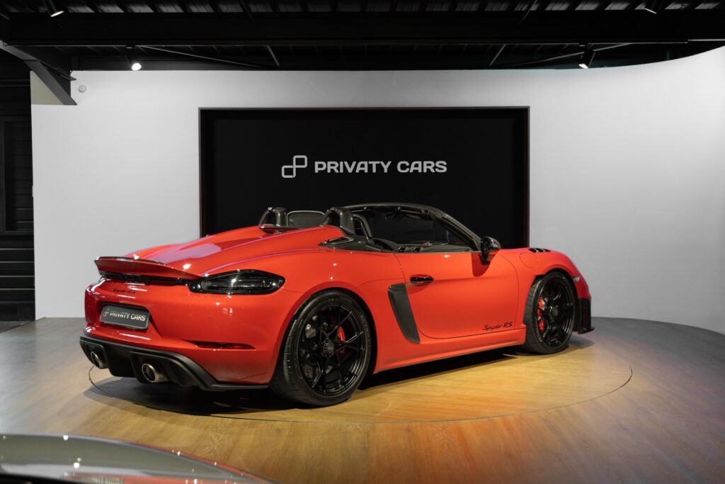 Vue arrière avec double sortie d'échappement – PORSCHE – 718 Spyder RS – 2024 – Rouge Indien – 1 900 km – 500 ch – Flat 6 Atmo – Transmission : Sequentielle – Origine France – Privaty Cars – Vente de voitures de prestige d’occasion proche de Bordeaux